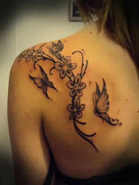 Enredadera de Flores y Mariposas - Tatuajes para Mujeres