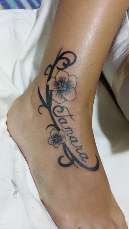 Tatuajes en el pie enredaderas con nombre - Imagui