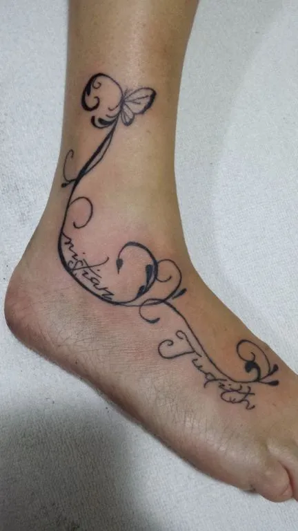 Tatuajes de enredaderas con nombres en el pie - Imagui