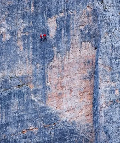 Escalando la montaña en las Dolomitas, Italia. Andreas Resch.