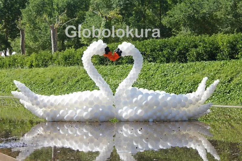 Escultura de cisnes de Globolokura - Decoración con globos | Fotos