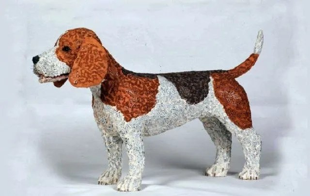 Esculturas de perros hechas con cadenas de bicicletas