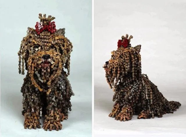  Esculturas de perros hechas con cadenas de bicicletas