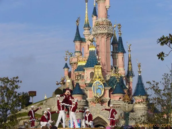 Espectáculo navideño frente al Castillo - Disneyland París ...