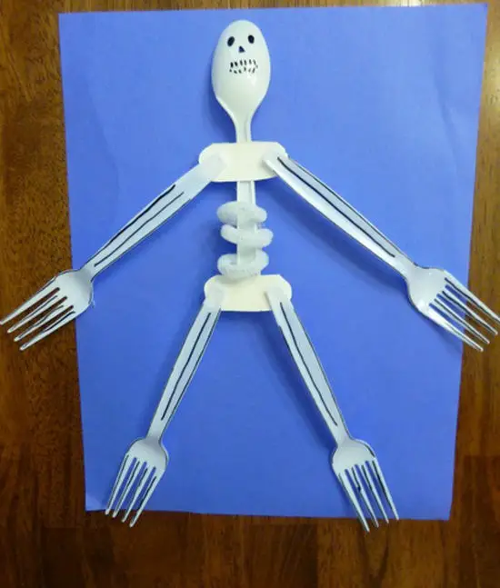 Esqueleto con cubiertos de plástico - Manualidades Infantiles