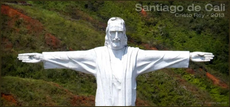Estatua de Cristo Rey en semana santa. Cali, Colombia.