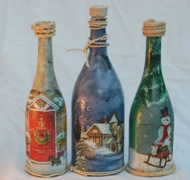 Tres diferentes estilos de botellas decoradas con motivos ...