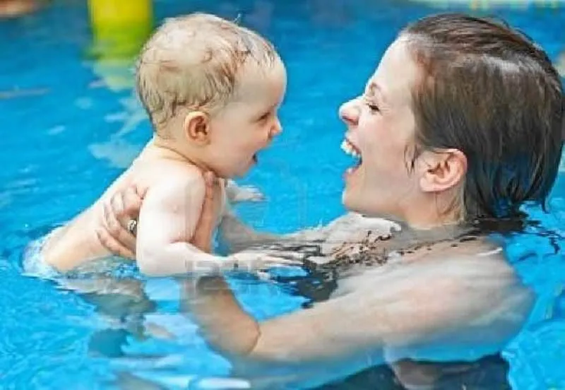 Estimulación acuática es ideal para el desarrollo de los bebés ...