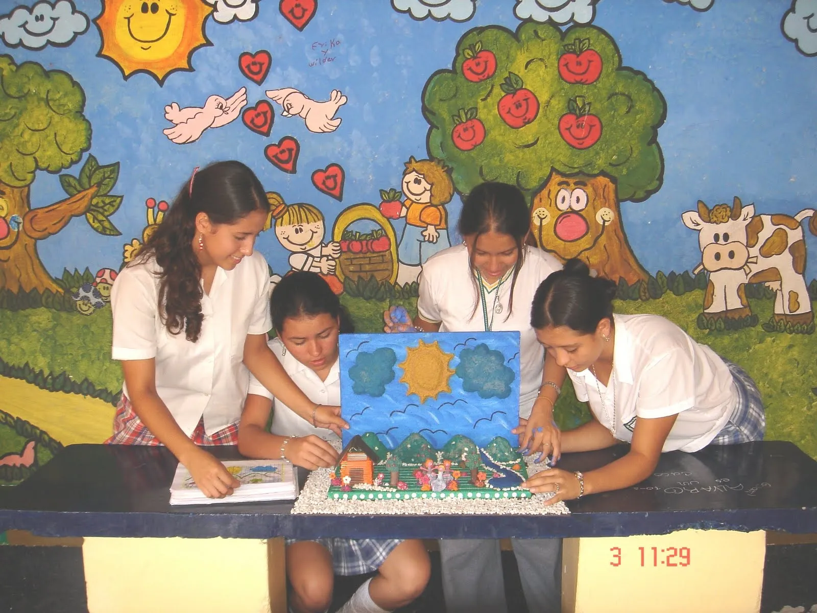 estudiantes del grado decimo interactuando en el dibujo del paisaje