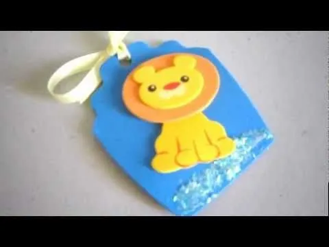 Cómo hacer una etiqueta para regalos infantiles con fommy - YouTube