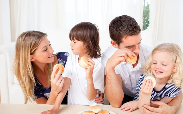 familia animada comiendo hamburguesas en la sala de estar — Foto ...