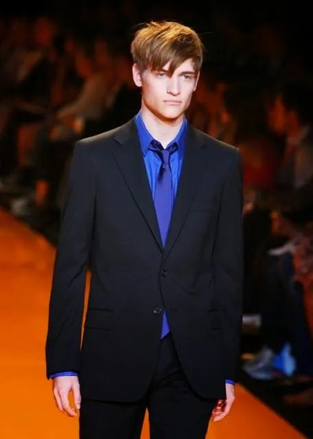 Fashion Portfolio: Tips para hombres: ¿cómo combinar un traje negro? Fashion Portfolio: Tips para hombres: ¿cómo combinar un traje negro?