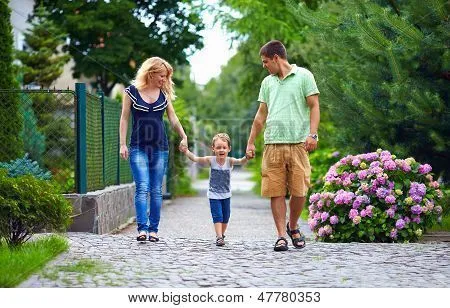 Feliz familia de tres personas caminando en la calle Fotos stock e ...