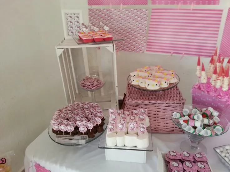 fiesta Hello Kitty party. mesa de postres y dulces. Candy Station ...