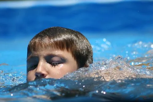 Niño nadando - Imagui