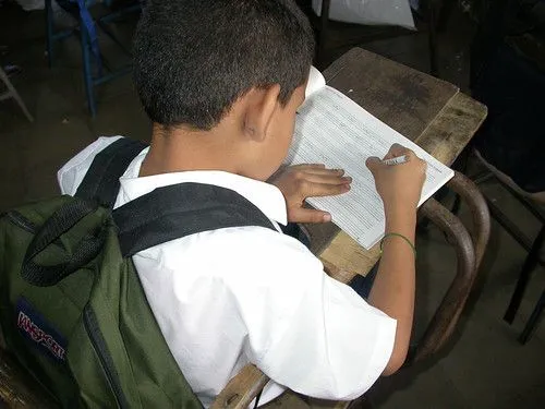 Un niño escribiendo - a photo on Flickriver