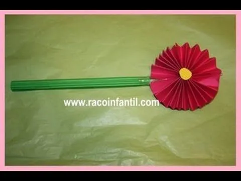 cómo hacer una flor de cartulina 2 (www.racoinfantil.com) - YouTube