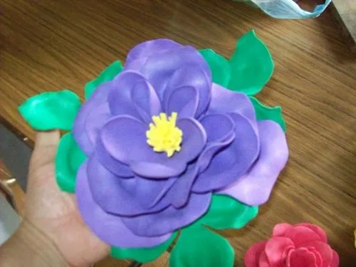 Como hacer flores de goma eva - Imagui