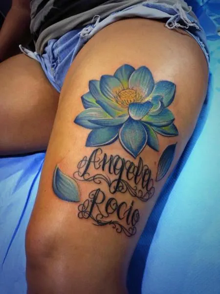 Flor de Loto Azul con los Nombres de Hijos - Tatuajes para Mujeres