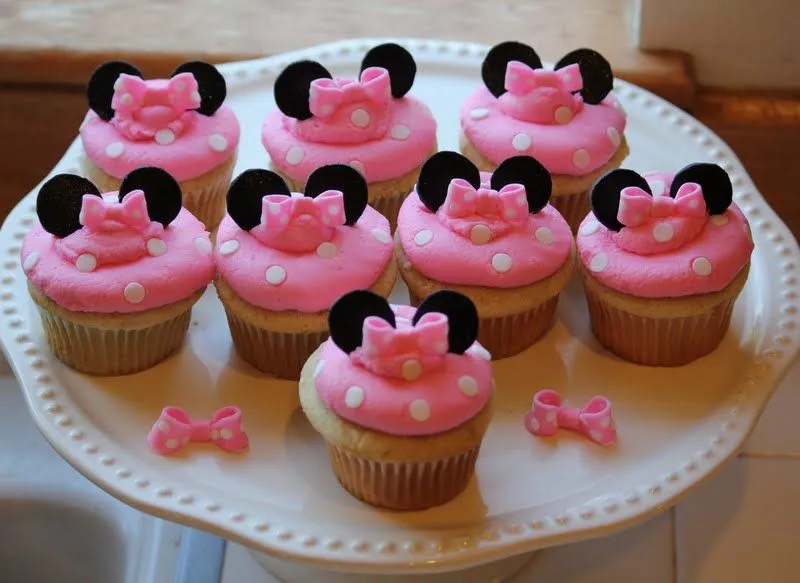 Pasteles de Minnie Mouse rosa con quequitos - Imagui