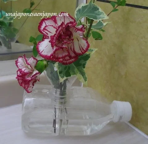Florero con botellas de plástico – ペットボトルで出来た花瓶 | Una ...