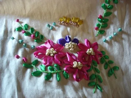 Flores bordadas con cintas - Imagui