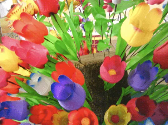 Flores hechas con botellas - Imagui