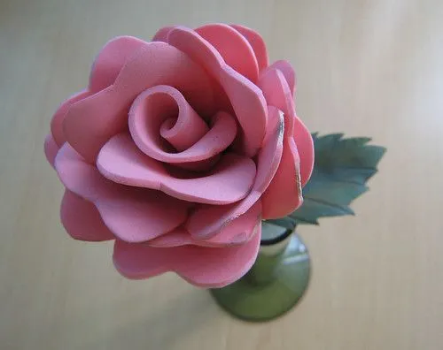 Como hacer flores o rosas en foami - Imagui