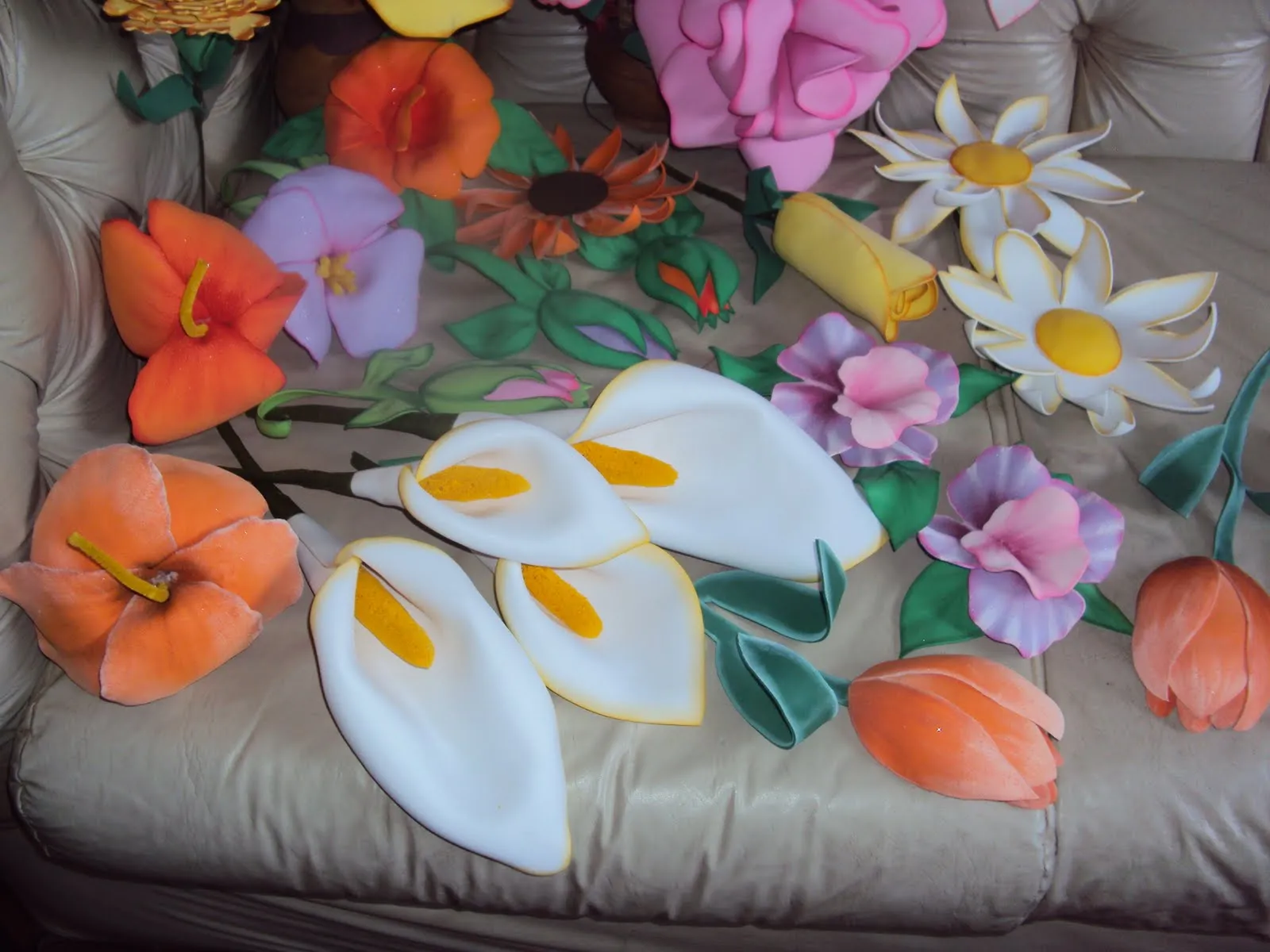 Esta es una parte de las flores hechas en Foami, todavia hay muchas ...