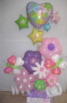  ... de flores hechas con globos y completada con mariposas, como este