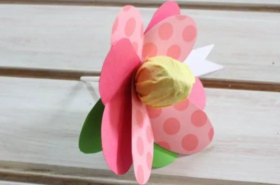 Flores hechas con paletas de caramelo | Souvenirs and Blog