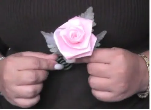 Como hacer una bonita rosa con listón,papel o cinta :