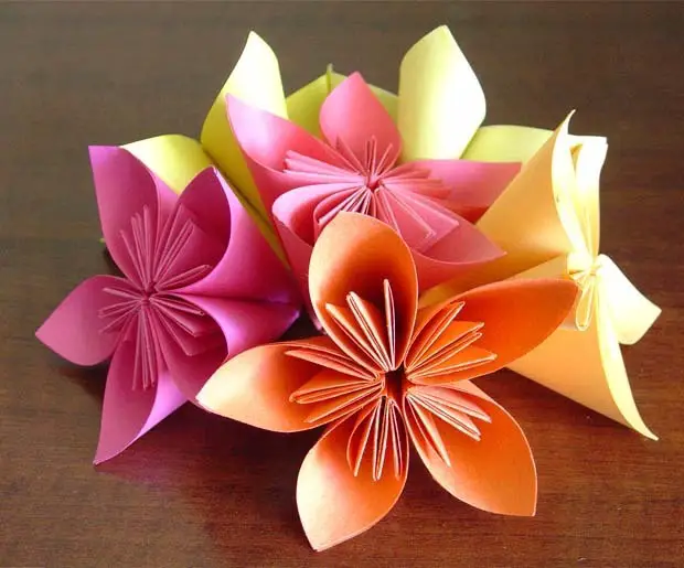 Cómo hacer flores de origami recilando papel #diy