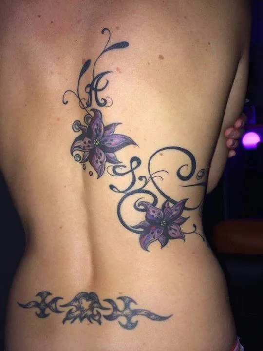 Flores Violetas Tribal - Tatuajes para Mujeres