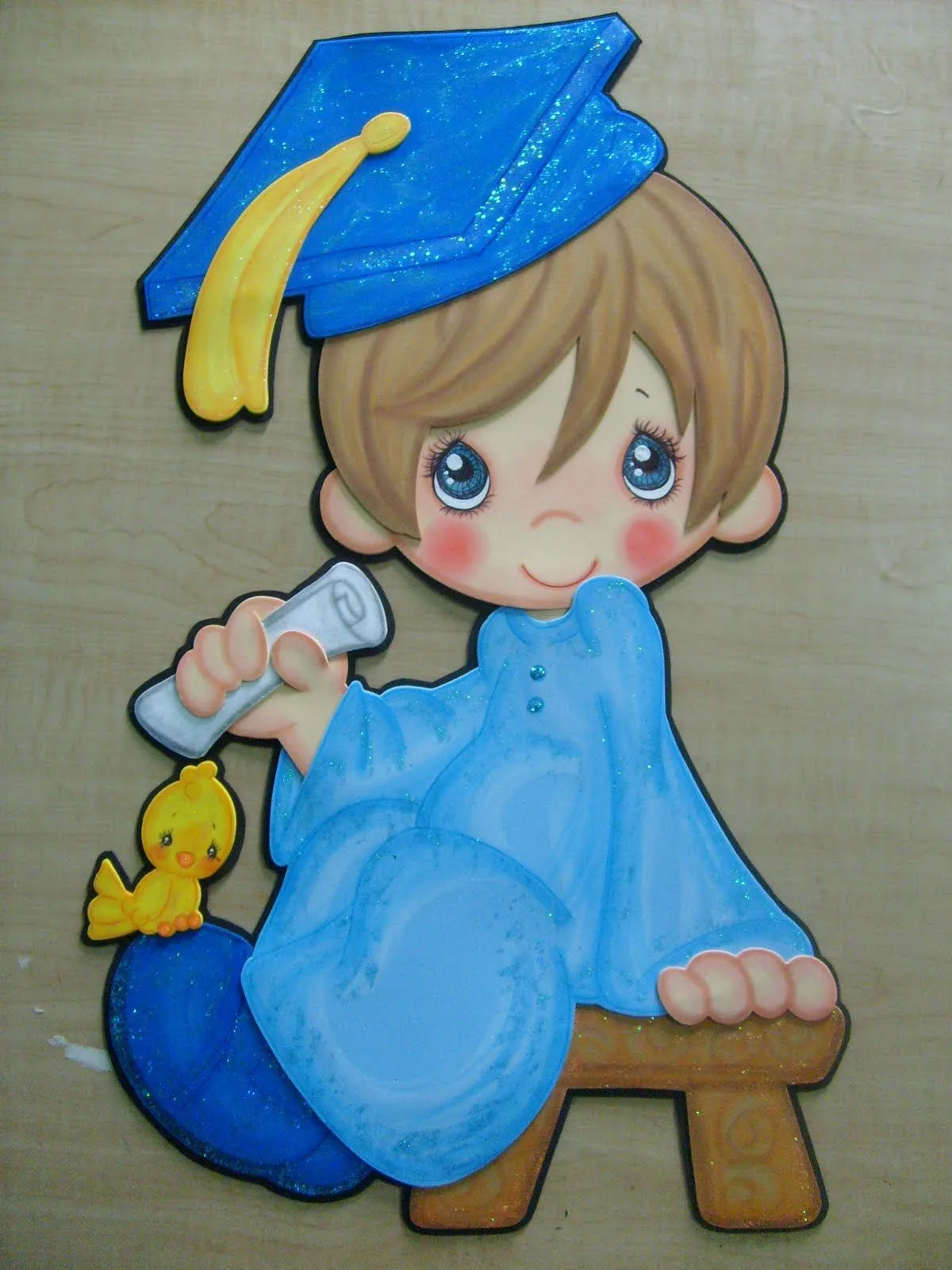 Fomiart: Julio: Niño con toga de graduación azul con diploma ...