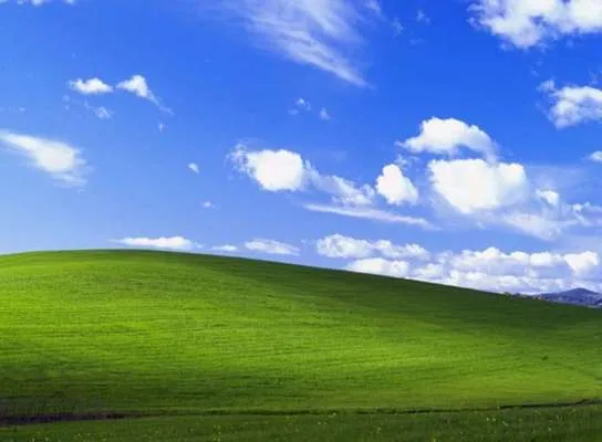 El fondo de pantalla más famoso de Windows XP, más feo por culpa ...