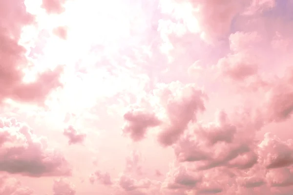 Fondo rosado cielo con nubes — Foto stock © belchonock #62771385