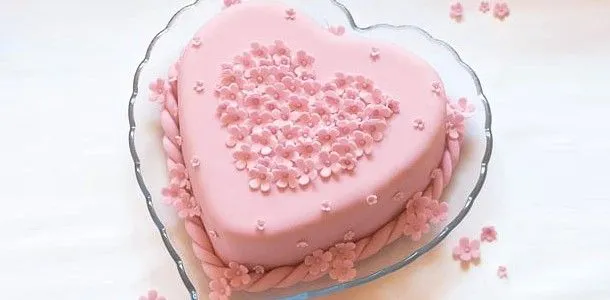 Con forma de corazón: Una torta con forma de corazón