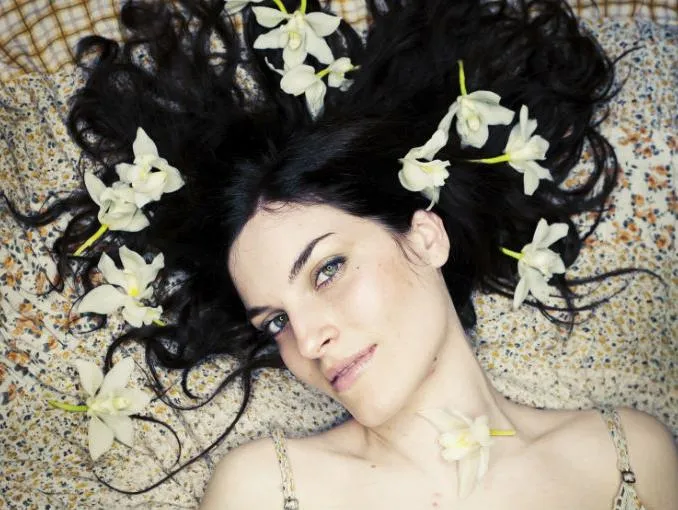 4 formas de usar flores en el cabello | GOD BLESS COSMETICS