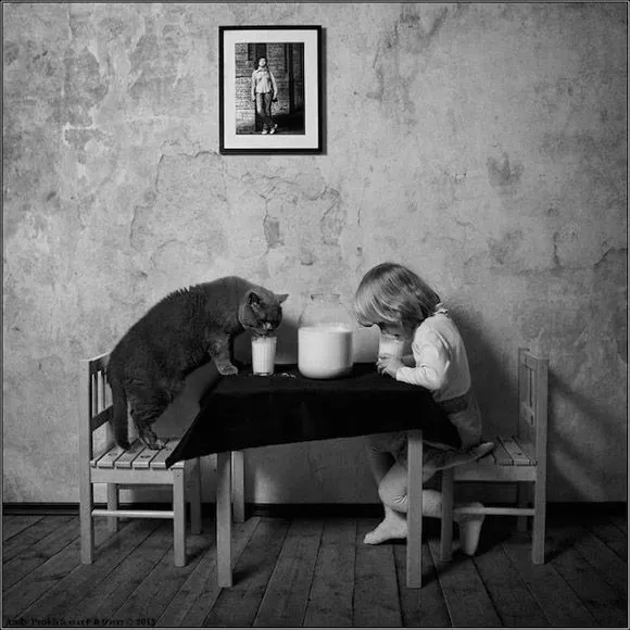 Foto: Andy Prokh. En fotos, una niña y su gato.