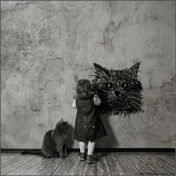 Foto: Andy Prokh. En fotos, una niña y su gato