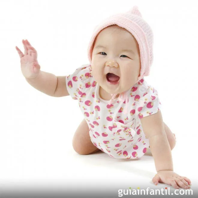 Foto del bebé gateando - El primer año del bebé en fotos