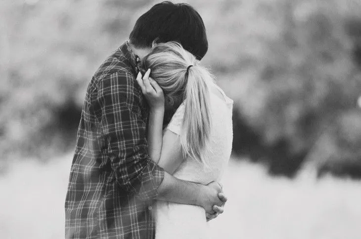 Foto en blanco y negro de una pareja de novios abrazados | couple ...