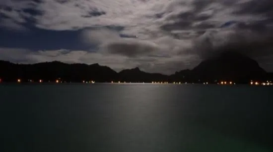 Anochecer con luna llena - Picture of Bora Bora, Society Islands ...