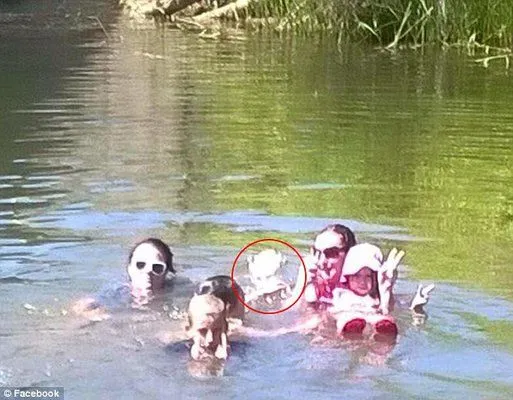 Foto muestra a “niña fantasma” bañándose junto a una familia ...