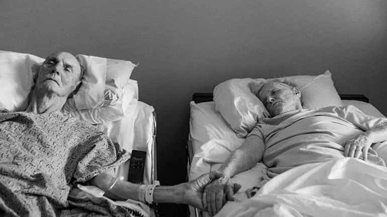 Foto: una pareja de ancianos decidió morir tomada de la mano ...