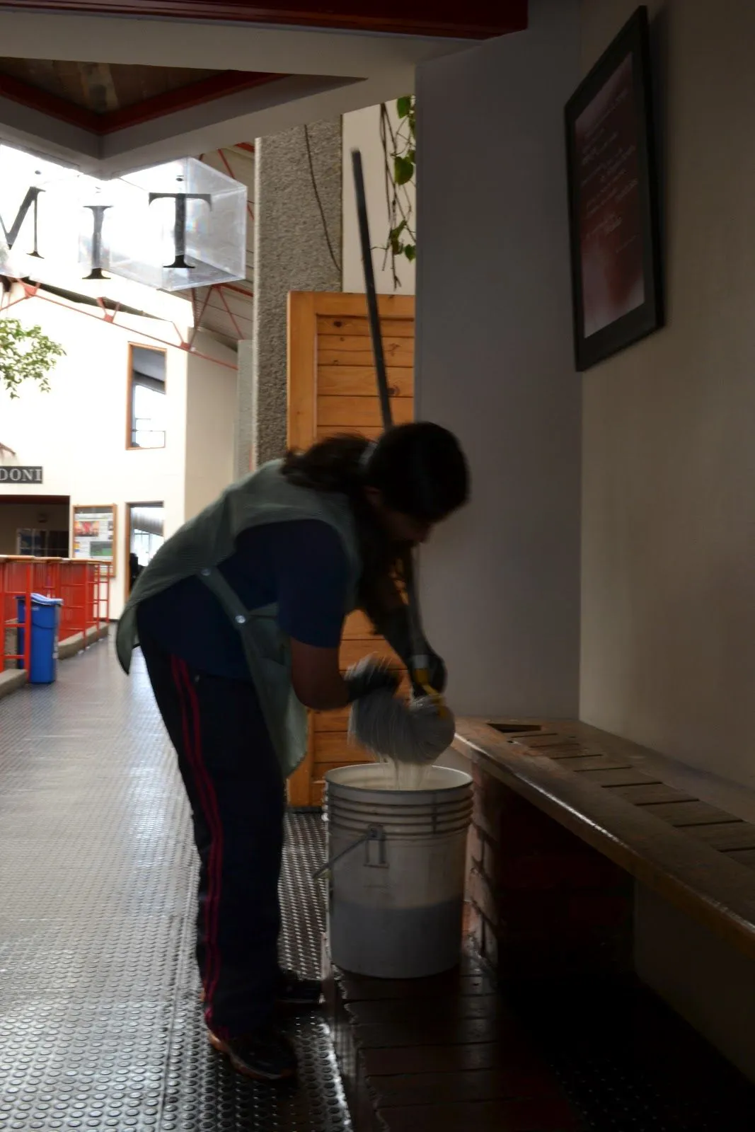 FOTO PERIODISMO: FOTOS DE PERSONAS HACIENDO EL ASEO ...ALEJO MELO