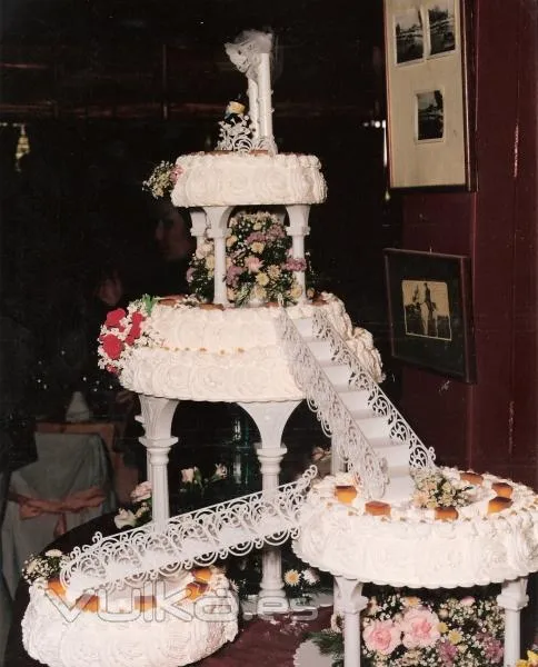 Foto: Tarta de boda con fuente de agua.