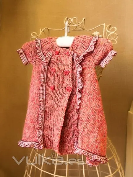 Foto: Vestido para bebé tejido con dos agujas en algodón.
