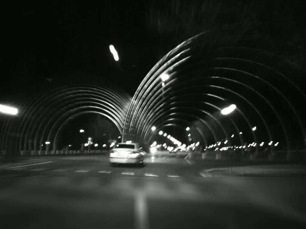 La fotografía en blanco y negro muestra una de las calles cercanas al ... La fotografía en blanco y negro muestra una de las calles cercanas al ...